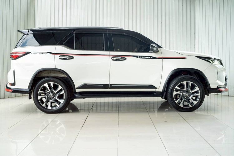 Toyota Fortuner 2022 2.8 V TRD Sportivo Black Top 4WD Utility-car ดีเซล ไม่ติดแก๊ส เกียร์อัตโนมัติ ขาว รูปที่ 2