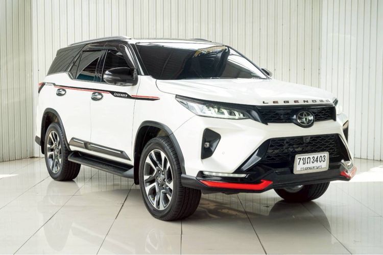 รถ Toyota Fortuner 2.8 V TRD Sportivo Black Top 4WD สี ขาว