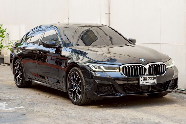 BMW Series 5 2022 530e Sedan ปลั๊กอินไฮบริด (PHEV) ไม่ติดแก๊ส เกียร์อัตโนมัติ ดำ