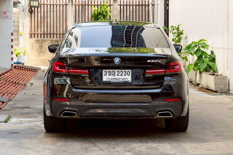BMW Series 5 2022 530e Sedan ปลั๊กอินไฮบริด (PHEV) ไม่ติดแก๊ส เกียร์อัตโนมัติ ดำ รูปที่ 4