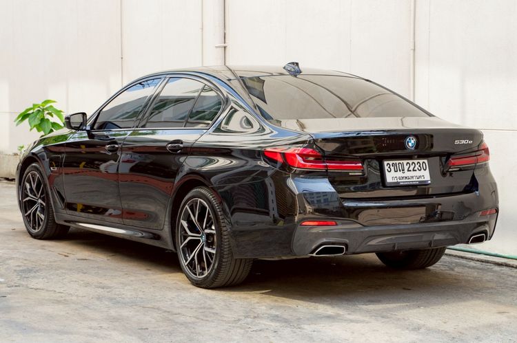 BMW Series 5 2022 530e Sedan ปลั๊กอินไฮบริด (PHEV) ไม่ติดแก๊ส เกียร์อัตโนมัติ ดำ รูปที่ 2