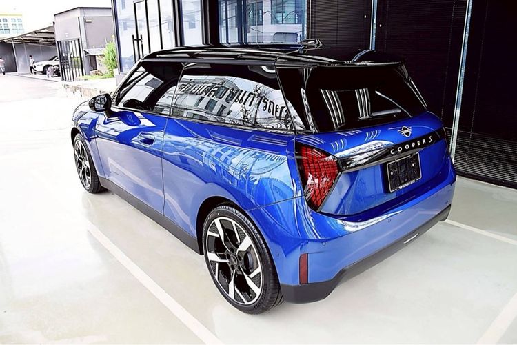 รถ Mini Hatch Cooper SE สี น้ำเงิน