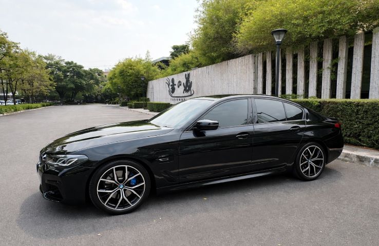 BMW Series 5 2022 530e Sedan ปลั๊กอินไฮบริด (PHEV) ไม่ติดแก๊ส เกียร์อัตโนมัติ ดำ รูปที่ 2