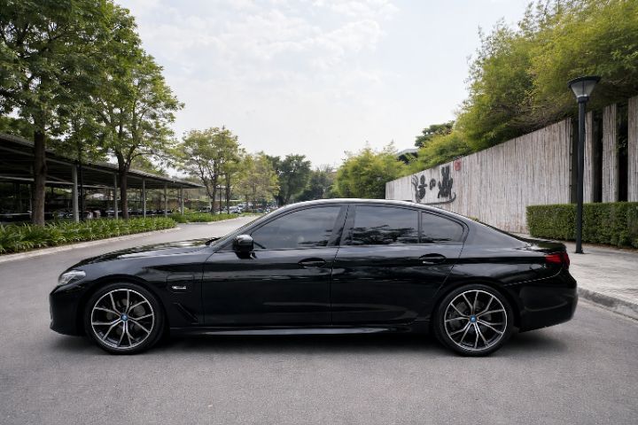 BMW Series 5 2022 530e Sedan ปลั๊กอินไฮบริด (PHEV) ไม่ติดแก๊ส เกียร์อัตโนมัติ ดำ รูปที่ 4