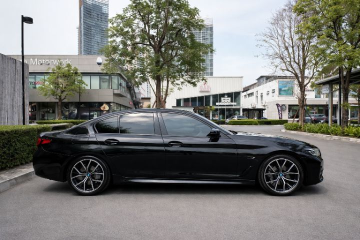 BMW Series 5 2022 530e Sedan ปลั๊กอินไฮบริด (PHEV) ไม่ติดแก๊ส เกียร์อัตโนมัติ ดำ รูปที่ 3