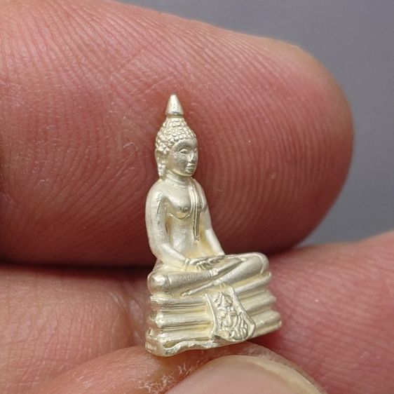 พระพุทธโสธร ภปร เนื้อเงิน พิมพ์เล็ก รุ่นสร้างพระอุโบสถ ปี 2539 พร้อมกล่องเดิม รูปที่ 5