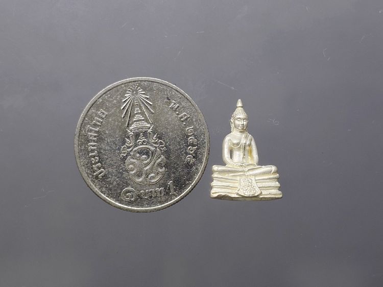 พระพุทธโสธร ภปร เนื้อเงิน พิมพ์เล็ก รุ่นสร้างพระอุโบสถ ปี 2539 พร้อมกล่องเดิม รูปที่ 8