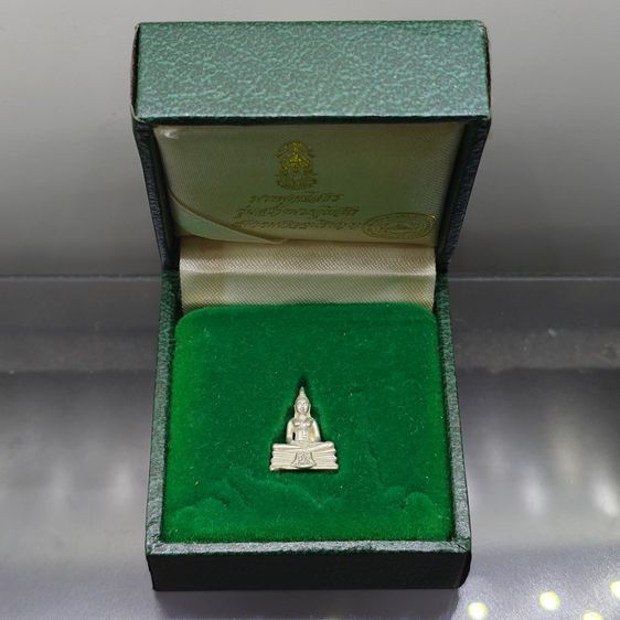 พระพุทธโสธร ภปร เนื้อเงิน พิมพ์เล็ก รุ่นสร้างพระอุโบสถ ปี 2539 พร้อมกล่องเดิม