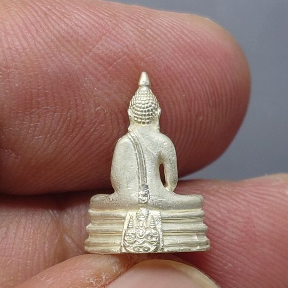 พระพุทธโสธร ภปร เนื้อเงิน พิมพ์เล็ก รุ่นสร้างพระอุโบสถ ปี 2539 พร้อมกล่องเดิม รูปที่ 4