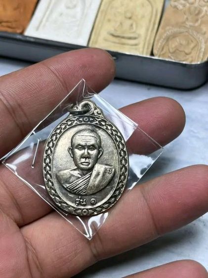 เหรียญรุ่นแรก ปี 2518 หลวงพ่อทองพูล สิริกาโม วัดสามัคคีอุปถัมภ์ (วัดภูกระแต) จ.บึงกาฬ  รูปที่ 2