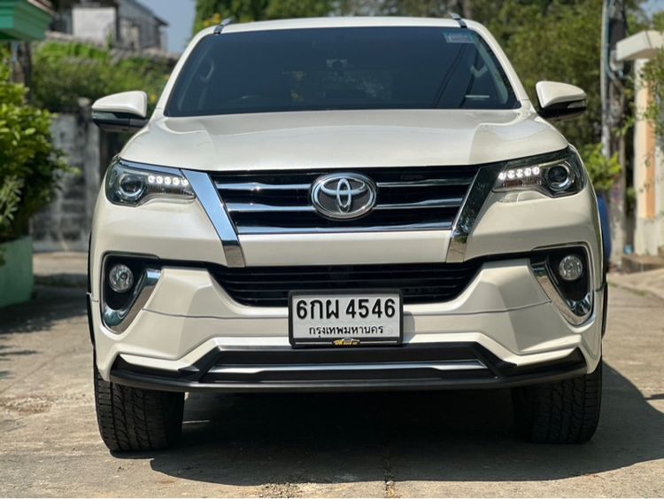 รถ Toyota Fortuner 2.4 V สี ขาว