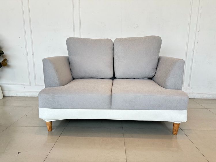 โซฟา 2 ที่นั่ง เบาะผ้าสีเทา หมอนพิงหลังถอดปลอกได้ โครงขาไม้ยาง 