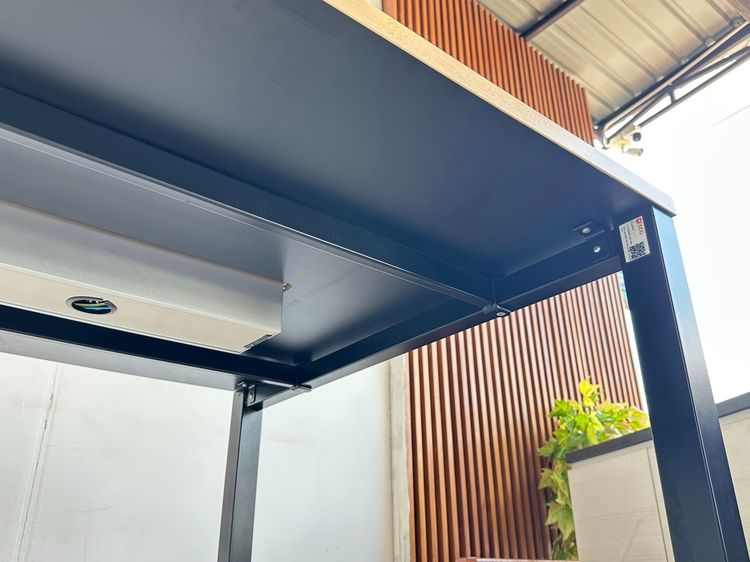 โต๊ะทำงาน ทรงสูง ท็อปมีรางปลั๊ก ฝาพลาสติกเปิดได้ 2 ฝั่ง โครงขาเหล็กสีดำ (ขนาดกว้าง 200 CM.) รูปที่ 11