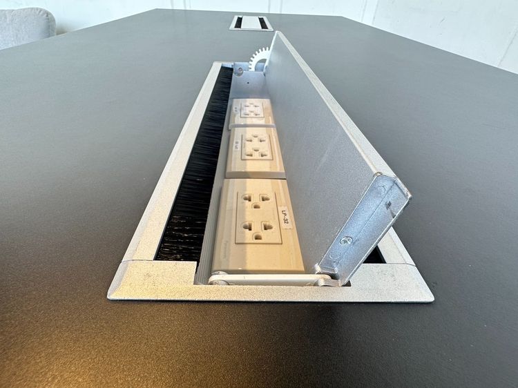 โต๊ะทำงาน ทรงสูง ท็อปมีรางปลั๊ก ฝาพลาสติกเปิดได้ 2 ฝั่ง โครงขาเหล็กสีดำ (ขนาดกว้าง 200 CM.) รูปที่ 5