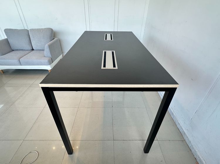 โต๊ะทำงาน ทรงสูง ท็อปมีรางปลั๊ก ฝาพลาสติกเปิดได้ 2 ฝั่ง โครงขาเหล็กสีดำ (ขนาดกว้าง 200 CM.) รูปที่ 4