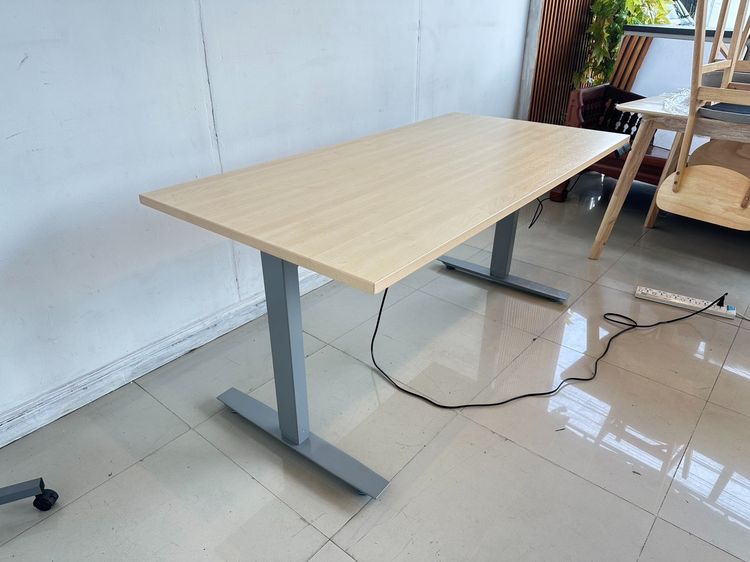 โต๊ะทำงาน ปรับระดับไฟฟ้า ท็อปไม้ MDF สีบีชลายไม้ โครงขาเหล็กสีเทา รูปที่ 2
