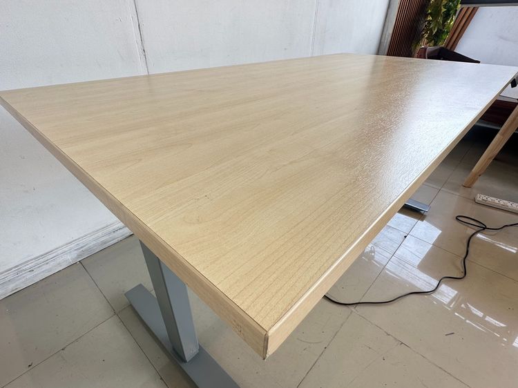โต๊ะทำงาน ปรับระดับไฟฟ้า ท็อปไม้ MDF สีบีชลายไม้ โครงขาเหล็กสีเทา รูปที่ 4