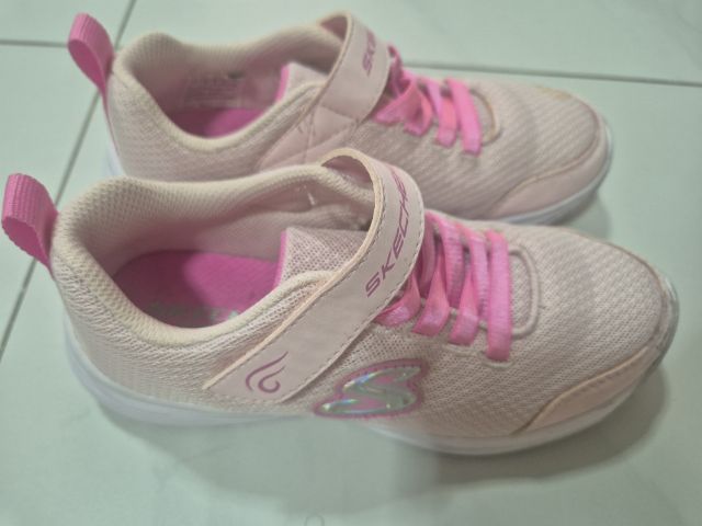 ชมพู อื่นๆ ต้องการขาย รองเท้าผ้าใบเด็กผู้หญิง skechers ของแท้ มือสอง สภาพดีมาก ราคาถูก 
