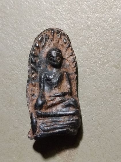 พระรอดลำพูนเนื้อดำ  รูปที่ 4