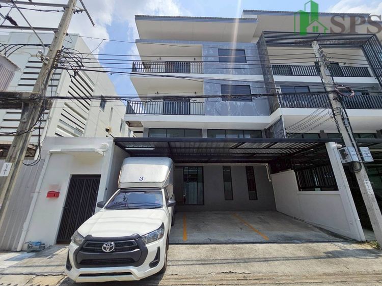 ให้เช่า Home office ขนาดใหญ่ 3 ชั้นครึ่ง บนทำเล สุขุมวิท 50 (SPSP652) 