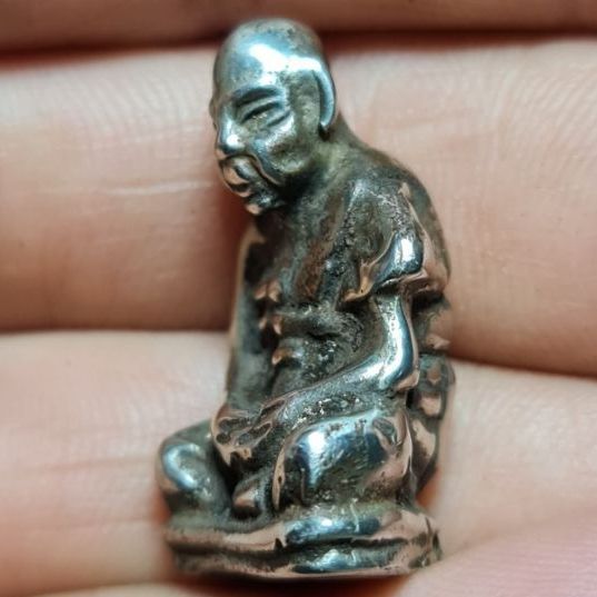 รูปหล่อหลวงปู่สุข ธมฺมโชโต เนื้อสัมฤทธิ์รุ่นแรก ปี2498 ออกวัดหนองติม รูปที่ 2