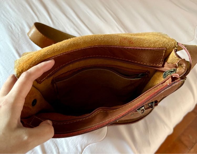 กระเป๋าสะพายหนังแท้สีน้ำตาลมือสอง รูปที่ 5