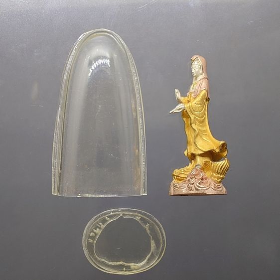 รูปหล่อลอยองค์ เจ้าแม่กวนอิม ทรงประทับปลามังกร เนื้อเงินสามกษัตริย์ ขัดเงาพ่นทราย วัดโพธิ์แมนคุณาราม พ.ศ.2540 พร้อมกล่องเดิม รูปที่ 4