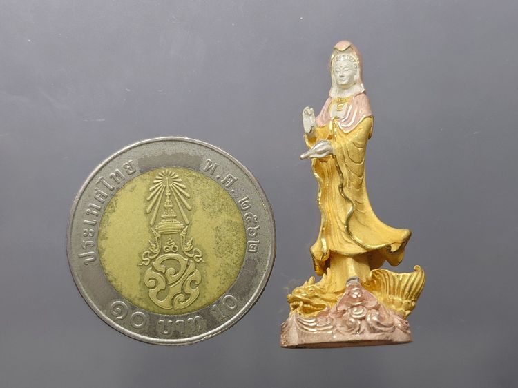 รูปหล่อลอยองค์ เจ้าแม่กวนอิม ทรงประทับปลามังกร เนื้อเงินสามกษัตริย์ ขัดเงาพ่นทราย วัดโพธิ์แมนคุณาราม พ.ศ.2540 พร้อมกล่องเดิม รูปที่ 9