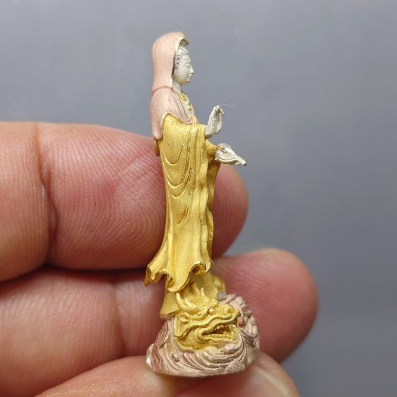 รูปหล่อลอยองค์ เจ้าแม่กวนอิม ทรงประทับปลามังกร เนื้อเงินสามกษัตริย์ ขัดเงาพ่นทราย วัดโพธิ์แมนคุณาราม พ.ศ.2540 พร้อมกล่องเดิม รูปที่ 7