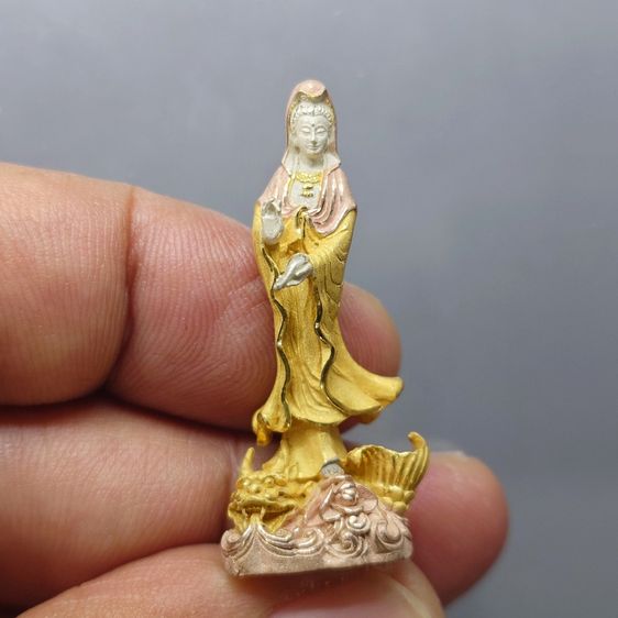 รูปหล่อลอยองค์ เจ้าแม่กวนอิม ทรงประทับปลามังกร เนื้อเงินสามกษัตริย์ ขัดเงาพ่นทราย วัดโพธิ์แมนคุณาราม พ.ศ.2540 พร้อมกล่องเดิม รูปที่ 5