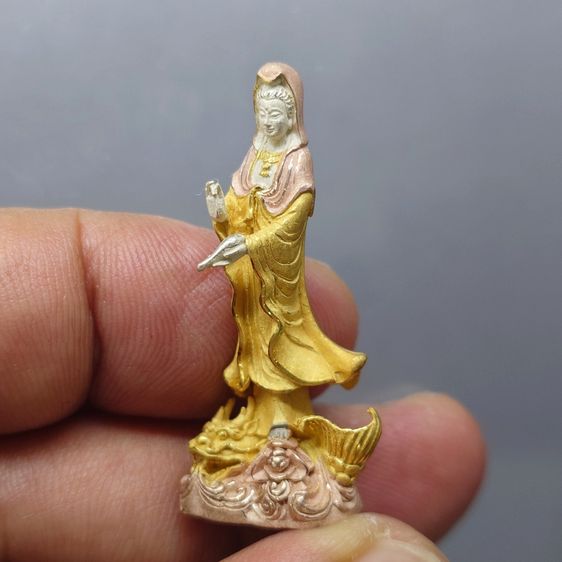 รูปหล่อลอยองค์ เจ้าแม่กวนอิม ทรงประทับปลามังกร เนื้อเงินสามกษัตริย์ ขัดเงาพ่นทราย วัดโพธิ์แมนคุณาราม พ.ศ.2540 พร้อมกล่องเดิม รูปที่ 8