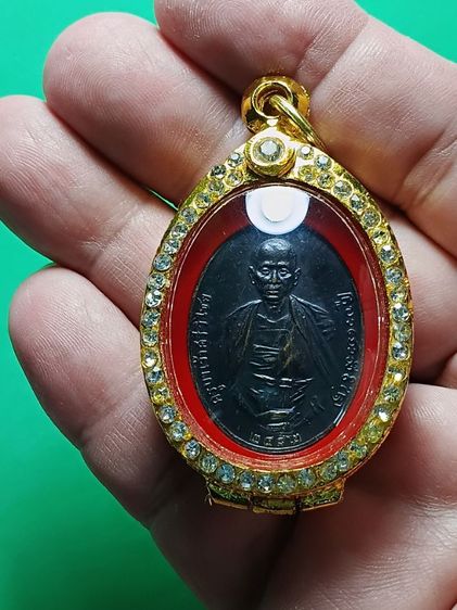 เหรียญครูบาศรีวิชัย รุ่นเเรก ปี2482 พิมพ์สองชาย สภาพสวยมากไม่ผ่านการใช้ พระวางหิ้วเก็บเก่ามายาวนาน สวยคมรมดำเต็มๆ พบน้อยมาก รูปที่ 8