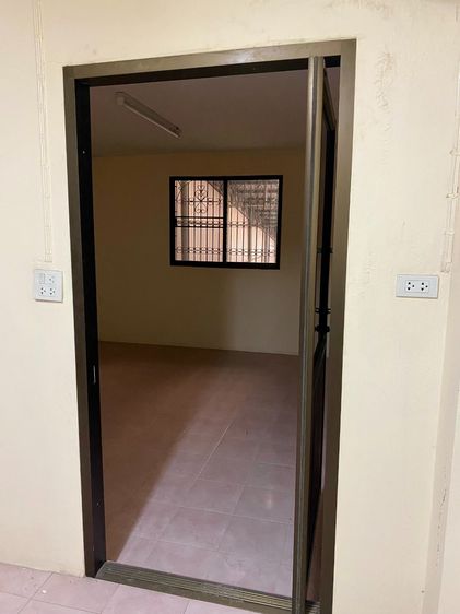 ด่วน ขายอาคารพาณิชย์ 4.5 ชั้น 2 คูหา ถ.หนามแดง พร้อมเข้าอยู่ แบ่งขายคูหาละ 8.29 ล้าน 50 ตรว ใกล้MRT สถานีศรีด่าน รูปที่ 4