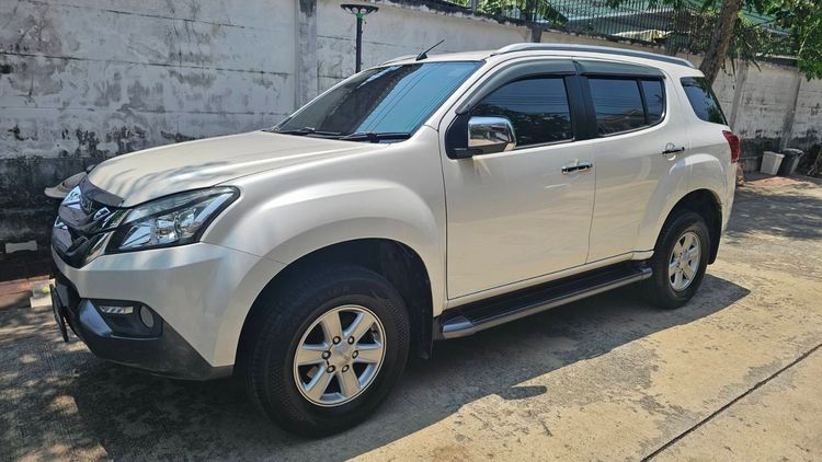 รถ Isuzu MU-X 2.5 สี ขาว