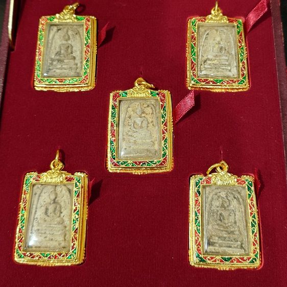 พระสมเด็จเนื้อผงวัดระฆัง ชุดเลี่ยมกรอบทองลงยา 5 พิมพ์ รุ่น “รวมพระเกจิในสมัยรัชกาลที่ ๙” จัดสร้างโดยวัดระฆังโฆสิตาราม วรมหาวิหาร คณะ ๙ ปี255 รูปที่ 2