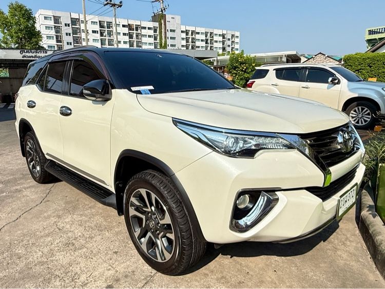 รถ Toyota Fortuner 2.4 V สี ขาว