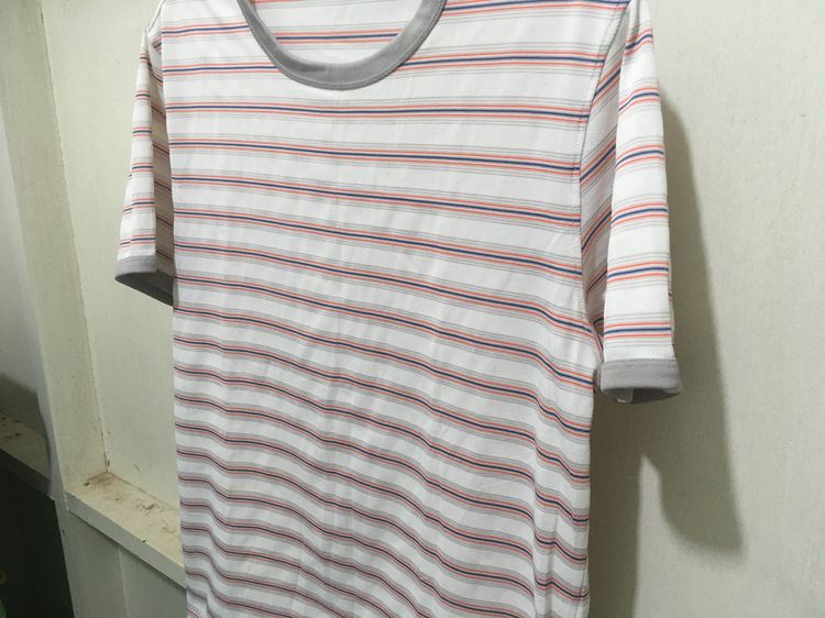 เสื้อยืด แบรนด์ UNIQLO สีลายริ้วขาวส้มน้ำเงิน รูปที่ 5