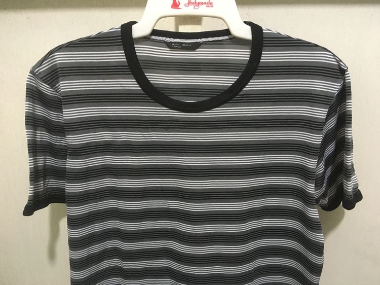 เสื้อยืด แบรนด์ UNIQLO สีลายริ้วดำขาวเทา รูปที่ 3