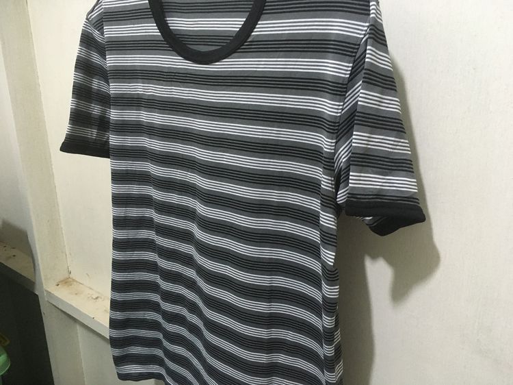 เสื้อยืด แบรนด์ UNIQLO สีลายริ้วดำขาวเทา รูปที่ 6
