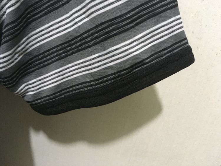 เสื้อยืด แบรนด์ UNIQLO สีลายริ้วดำขาวเทา รูปที่ 5