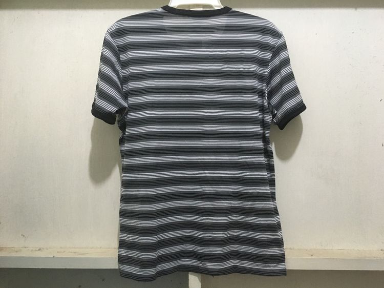 เสื้อยืด แบรนด์ UNIQLO สีลายริ้วดำขาวเทา รูปที่ 2