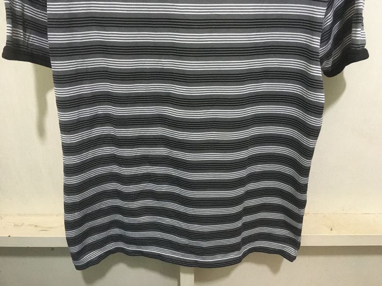 เสื้อยืด แบรนด์ UNIQLO สีลายริ้วดำขาวเทา รูปที่ 4