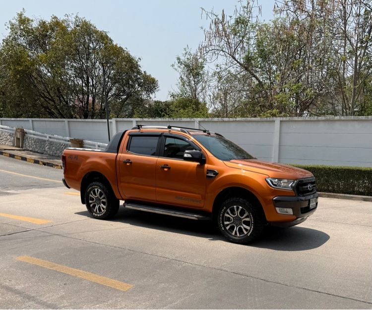 รถ Ford Ranger 2.2 Wildtrak 4WD สี ส้ม