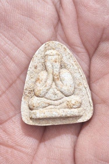 พระปิดตา หลวงปู่ทิม วัดละหารไร่ ปลุกเสก ออกวัดหนองกาน้ำ ปี 2514 เนื้อผง หลังยันต์แปดองค์นี้ นิยมสุด ( ฝังพลอย ) 