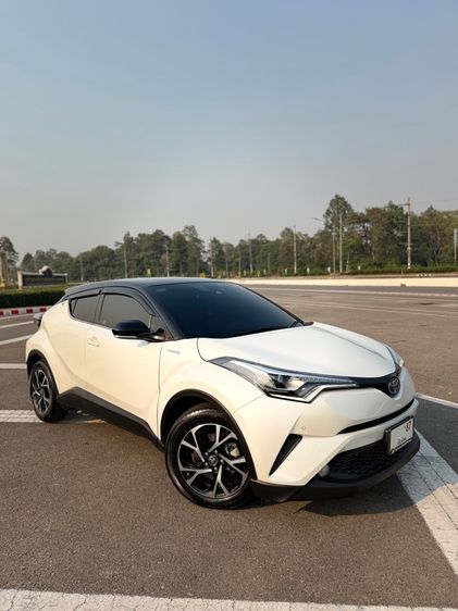 Toyota C-HR 2022 1.8 MidWhite Pearl Black Roof Sedan ไฮบริด ไม่ติดแก๊ส เกียร์อัตโนมัติ ขาว รูปที่ 2