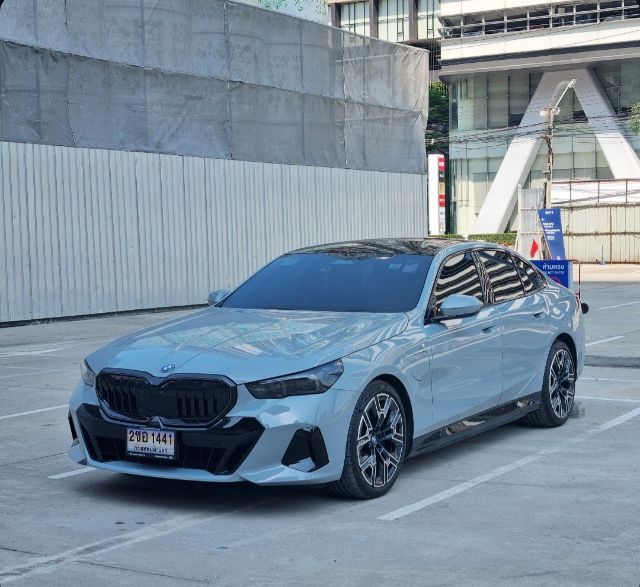 BMW Series 5 2024 530e Sedan ปลั๊กอินไฮบริด (PHEV) ไม่ติดแก๊ส เกียร์อัตโนมัติ เทา รูปที่ 3