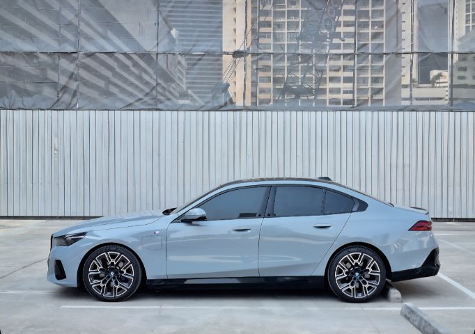 BMW Series 5 2024 530e Sedan ปลั๊กอินไฮบริด (PHEV) ไม่ติดแก๊ส เกียร์อัตโนมัติ เทา รูปที่ 4
