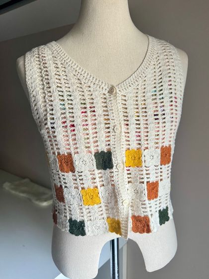 ไม่มีแขน ฟรีไซส์ เสื้อไหมพรม เสื้อกั๊กผ้านิตถักตาข่ายสีน้ำตาลลายดอกไม้ น่ารักมาก มีตัวเดียว