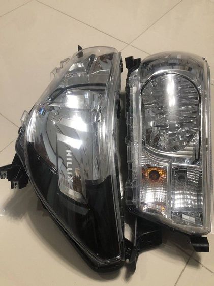 ไฟหน้ารีโว่ แท้ถอดตั้งแต่ศูนย์ รูปที่ 2