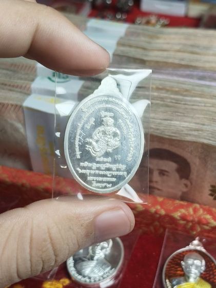 เหรียญไตรมาสหลวงพ่อวิชัยปี 68 เนื้อเงินนำฤกษ์สร้าง 100 เหรียญ ฝังตะกรุดทองคำ รูปที่ 2